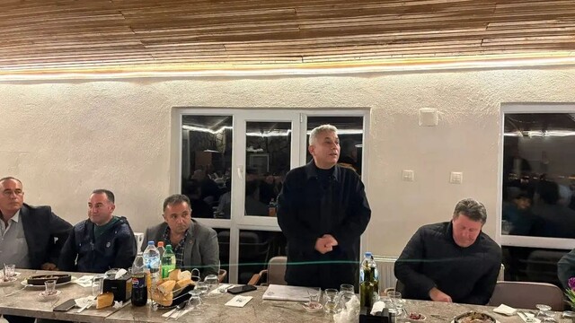 Çal Belediye Başkanı Ahmet Hakan emekleri için muhtarlara teşekkür belgesi verdi