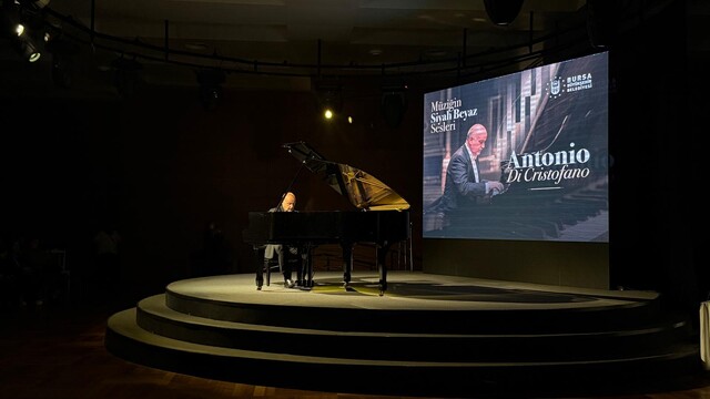 İtalyan piyanist Antonio Di Cristofano, Bursa'da konser verdi