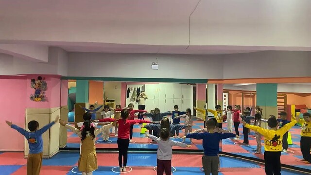 Germencik'te minikler hem eğleniyor hem spor yapıyor