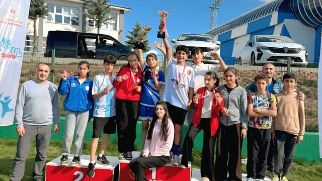 Aşkale YİBO'dan atletizmde kupa ve madalya başarısı