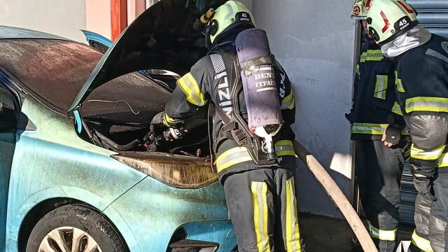 Şarjdaki elektrikli araç alev aldı