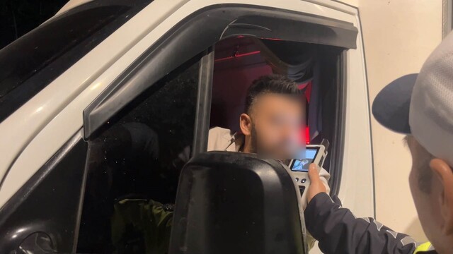 "Uyumaya geldim" dedi, alkollü çıktı
Alkollü sürücü hem polisi hem gazeteciyi güldürdü
Trafik polisinin alkollü sürücü ile imtihanı kamerada