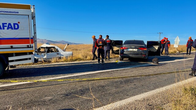 Afyonkarahisar'da otomobiller çarpıştı: 4 ölü