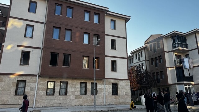 Elazığ'da apartman dairesinde çıkan yangın söndürüldü