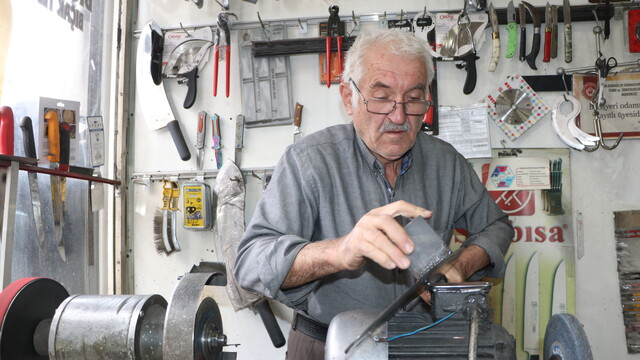 Baba mesleği bileyiciliği 60 yıldır sürdürüyor