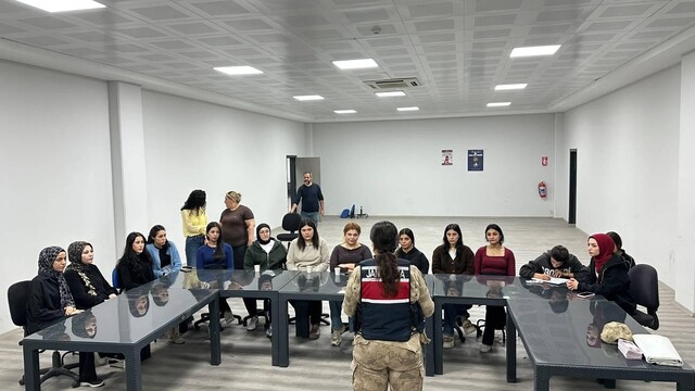 Kilis'te jandarmadan kadına yönelik şiddetle mücadele bilgilendirmesi