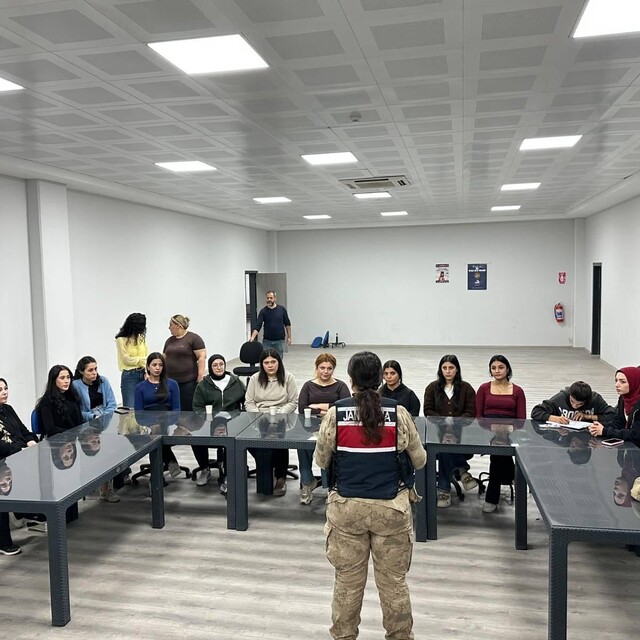 Kilis'te jandarmadan kadına yönelik şiddetle mücadele bilgilendirmesi