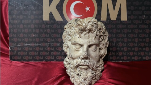 İzmir'de yaklaşık 2 bin yıllık Zeus heykel başı ele geçirildi
