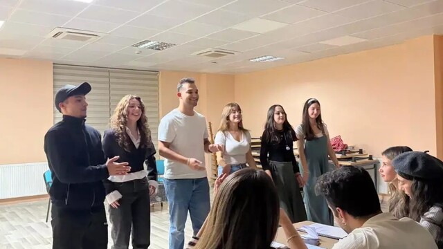 Muğla'da gençler kendi yazdıkları skeçleri sahneledi
