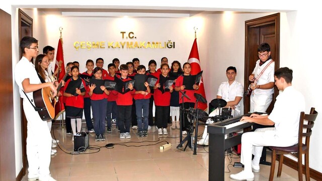 Çeşme'de "Koridorda Müzik" projesi 5. yılına kaymakamlık konseriyle başladı