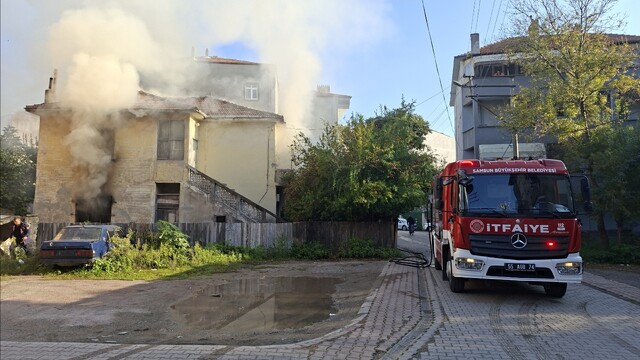 Samsun'da 2 katlı binada çıkan yangın söndürüldü