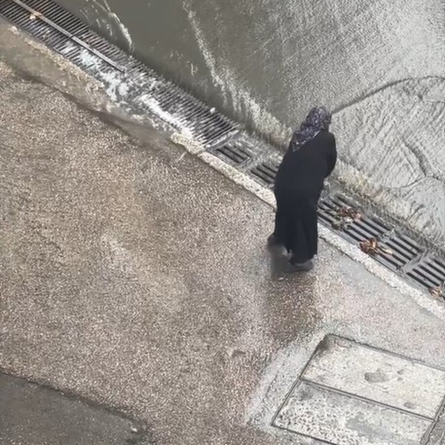 Yalova'da sağanakta tıkanan mazgalı temizleyen kişiyi, Vali Usta ziyaret et...