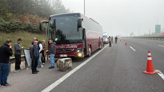 TEM Otoyolu'nda kamyonet, otomobil ve otobüs çarpıştı: 2 yaralı