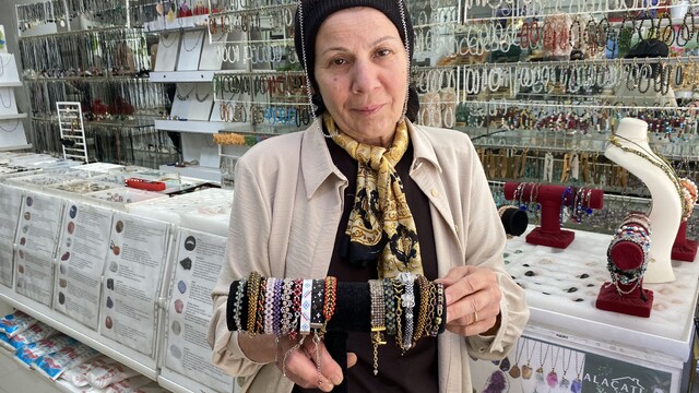 Doğal taşlardan yapılan takılar ilgi görüyor
Yıllardır doğal taşları takıya dönüştürüyor
Doğal taş takı tasarımcısı Serpil Yaş:
"El işçiliği isteyen bir meslek bu"