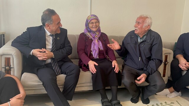 Sağanakta mazgal temizleyen duyarlı kadına Vali Usta'dan teşekkür