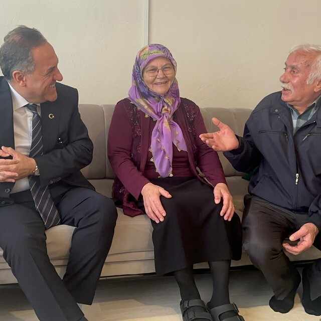 Sağanakta mazgal temizleyen duyarlı kadına Vali Usta'dan teşekkür