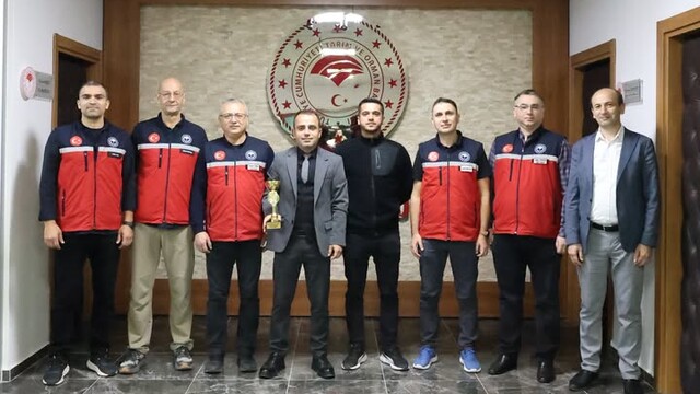 Edirne'de voleybol turnuvasının şampiyonlarından İl Müdürü Köse'ye ziyaret