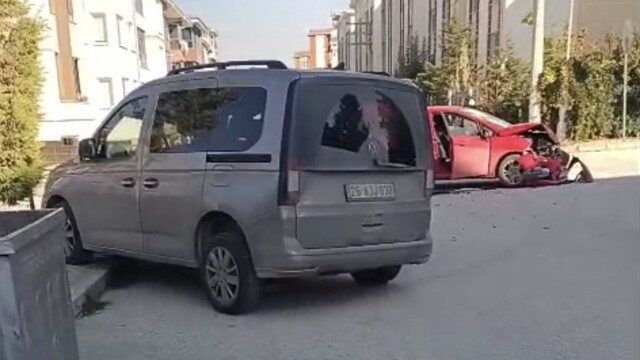 Eskişehir'de ticari araçla çarpışan otomobilin ön tarafı parçalandı