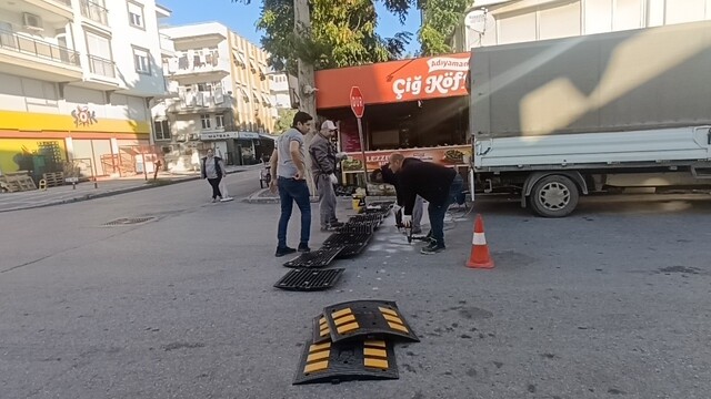 Vatandaşla esnafın 'önlem' isyanı ses getirdi: O kavşak için belediye harekete geçti
Onlarca kazanın güvenlik kamerasına yansıdığı kavşağa hız kesici düzenleme