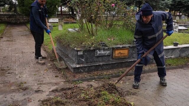Düzce'de mezarlıklarda bakım ve temizlik çalışmaları sürüyor