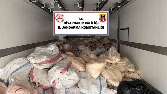 Diyarbakır'da insan sağlığına elverişsiz 8 ton hayvansal iç yağ ve sakatat ele geçirildi