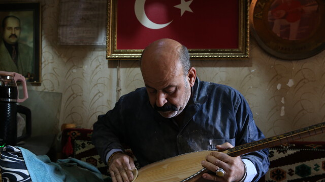 Babasından öğrendiği saz imalatını geleneksel yöntemlerle yaşatıyor