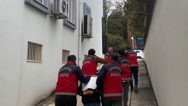 Balıkesir polisi üst üste operasyonlarla cinayeti aydınlattı
Balıkesir, İstanbul ve Kars'ta düzenlenen operasyonda 6 kişi tutuklandı