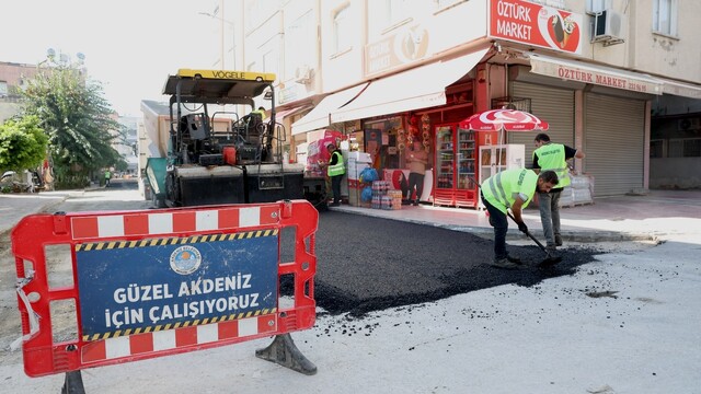 Mersin'in Akdeniz ilçesindeki yollarda yenileme çalışmaları sürüyor