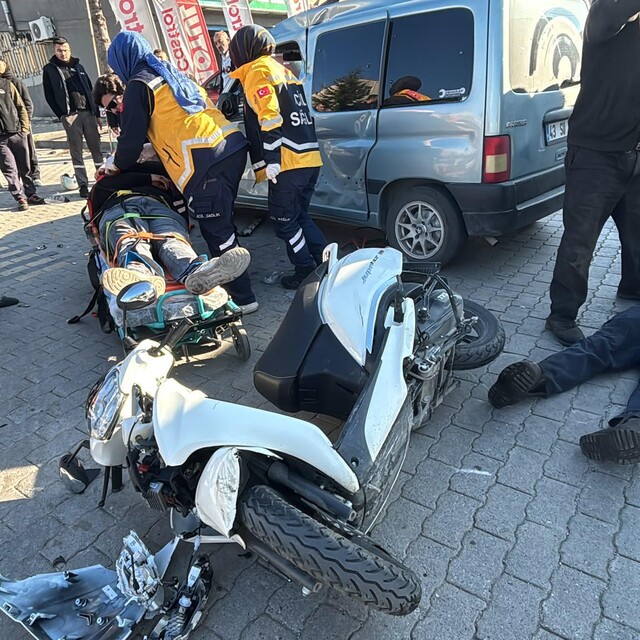Hafif ticari araç ile motosiklet çarpıştı; 1'i ağır, 2 yaralı
