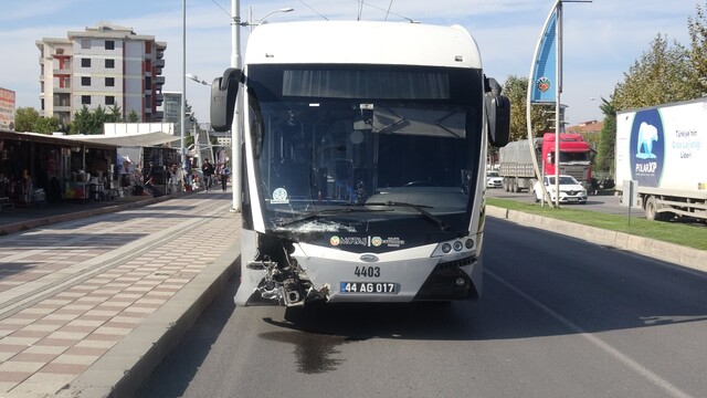 Malatya'da trambüs ile otomobil çarpıştı: 5 yaralı