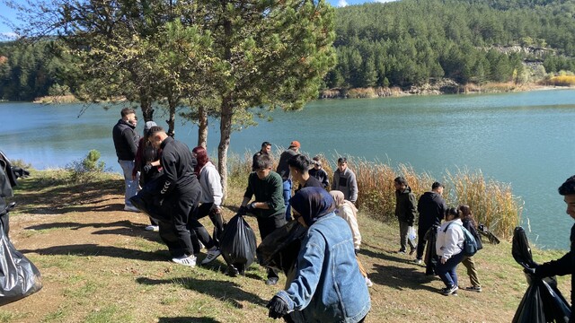 Üniversite öğrencileri hem manzaranın tadını çıkardı hem de tescilli gölette temizlik yaptı