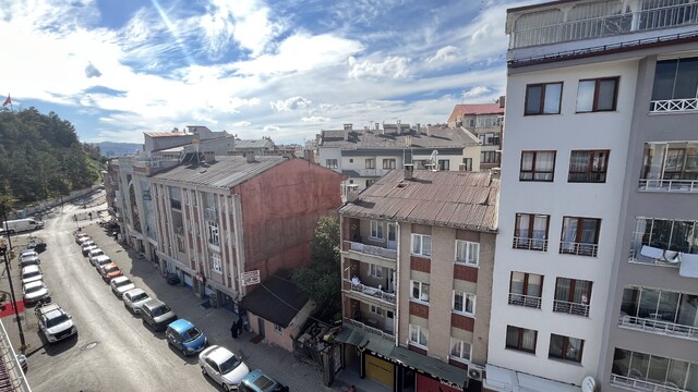 Apartmanların arasında kalan evini satmıyor, yarım asırlık hatıralarla yaşıyor