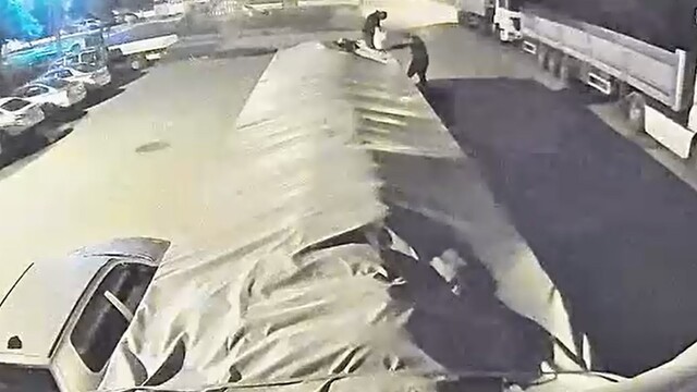 Bir ton şekeri mopede doldurup çaldılar
Tırın kasasından çuvalların mopedlere yüklendiği hırsızlık anlara kameraya yansıdı