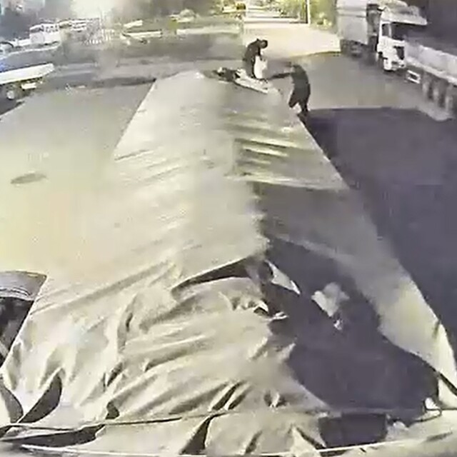 Bir ton şekeri mopede doldurup çaldılar
Tırın kasasından çuvalların mopedle...