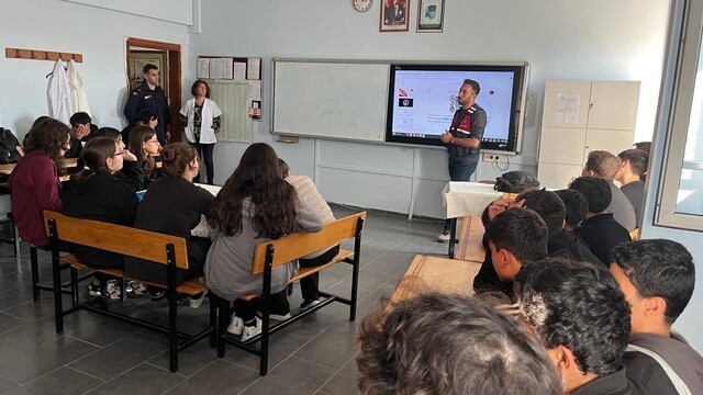 Çanakkale'de okul önlerinde denetimler aralıksız sürüyor
Ruhsatlı silah bulunduranlara jandarmadan önlem mesajı