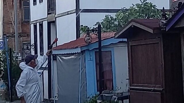 Muhtar tulumunu giydi ilaçlama yaptı