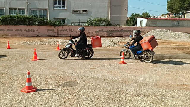 Kozan'da motosiklet ve motorlu bisiklet sürücülerine trafik güvenliği eğitimi verildi