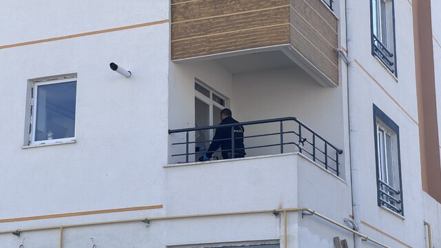 Uzaklaştırma kararı bitti eve merdivenle girdi
Merdiven ile girdiği evde kendine zarar verdi