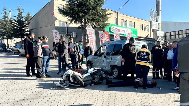 Tavşanlı'da otomobil ile motosiklet çarpıştı: 1'i ağır 2 yaralı