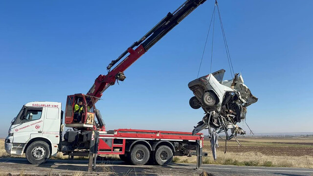 Otomobiller kafa kafaya çarpıştı: 4 ölü, 4 yaralı (2)