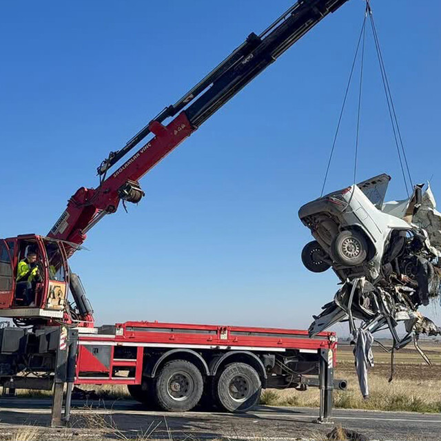 Otomobiller kafa kafaya çarpıştı: 4 ölü, 4 yaralı (2)