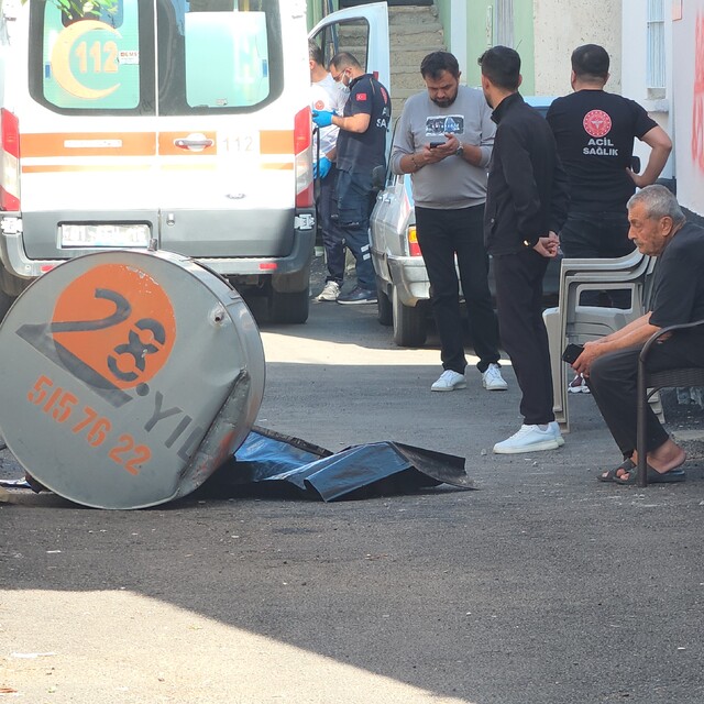 Onarmaya çalıştığı su deposuyla birlikte damdan düşen tamirci öldü