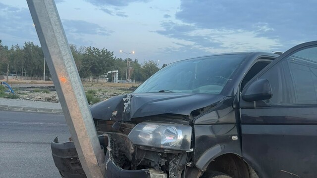 Batman'da hafif ticari araç aydınlatma direğine çarptı: 1 yaralı