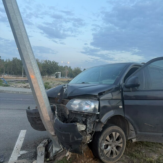 Batman'da hafif ticari araç aydınlatma direğine çarptı: 1 yaralı