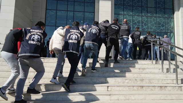 Çocuk esirgeme kurumundan ayrılan 2 kadını fuhuşa sürüklemişler: Gözaltılar arasında Valilik çalışanı da var
35 gözaltılı operasyonda 2 tutuklama, 7 adli kontrol