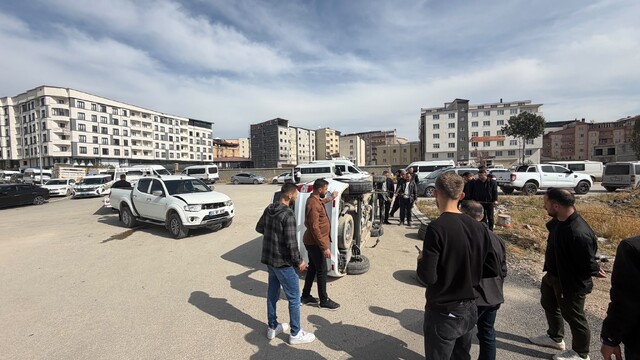 Yüksekova'da kamyonetle hafif ticari araç çarpıştı: 1 yaralı