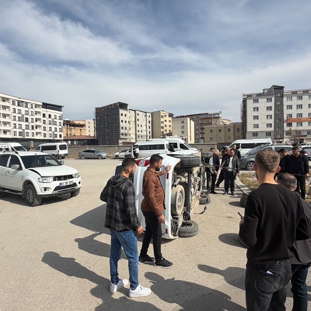 Yüksekova'da kamyonetle hafif ticari araç çarpıştı: 1 yaralı