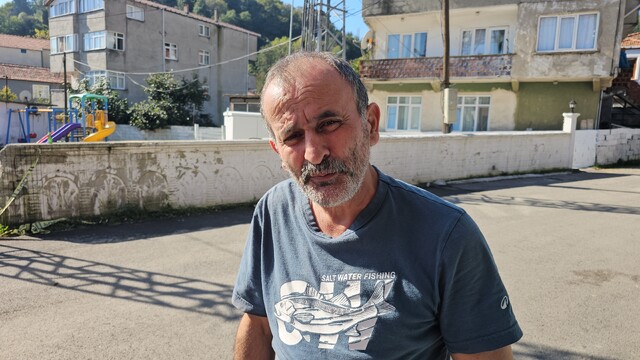 Kadını kurtarmak için araya girdi, kurşunların hedefi oldu
Boşanma aşamasındaki eşini zorla otomobile bindirmeye çalıştığı öne sürülen şüpheliye engel olmak isteyen genç, silahlı saldırıda ağır yaralandı
Mahalle muhtarı: "Kardeşimiz de sahip çıkmaya, yardımcı olmaya çalışıyor. Çocuk yere düşünce yerdeyken de ateş atmış"