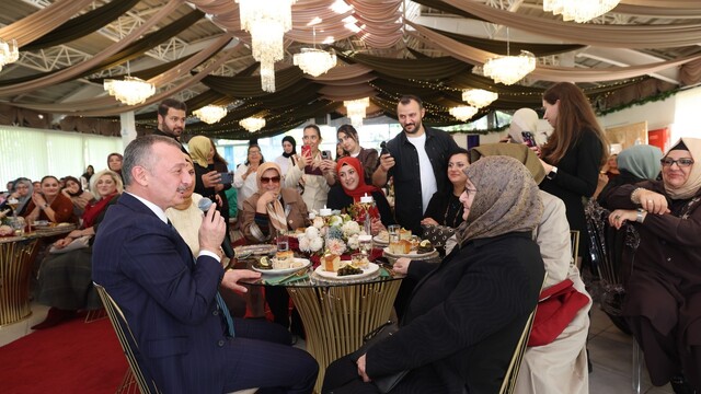 Başkan ile annesinin diyaloğu salonu kırdı geçirdi
Belediye başkanına kürsüde anne sürprizi