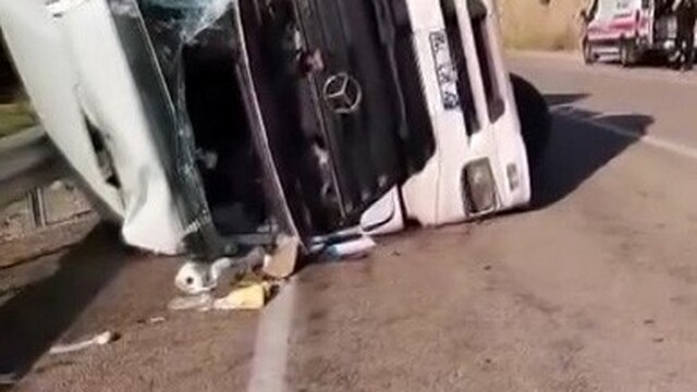 Kilis'te devrilen tırın sürücüsü yaralandı